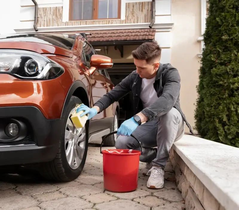 Lavage auto à domicile Mirebeau-sur-Bèze : professionnel intervenant sur un véhicule